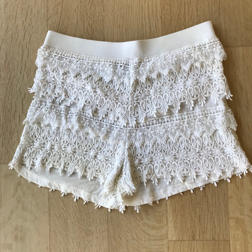 WHITE LACE SHORTS